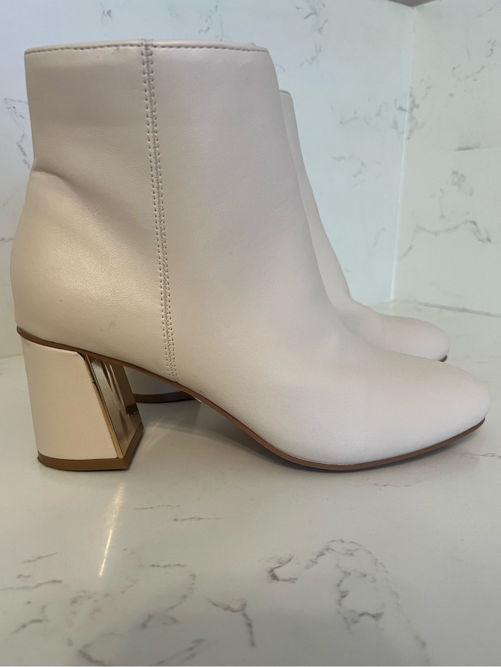 Women’s XOXO off white Ankle Boots with Gold Block Heel - Sz 7 1/2